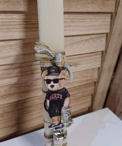 Πλακέ εκρού λαμπάδα με ξύλινη φιγούρα αρκούδο κ μπρελόκ ασημί πατίνι